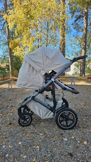 Britax Smile 5Z med den lange kalesjen trukket helt ut