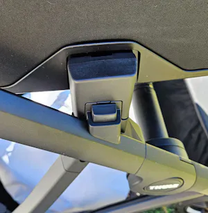 Minneknapp for enkel frigjøring av liggedel og sittedel på Thule Charm 2-in-1
