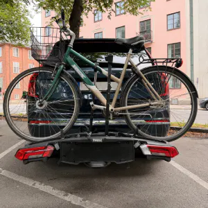 Thule Epos ParkSecure sykkelholder for tilhengerfeste med plass til to sykler, montert bakfra.