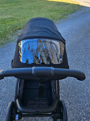Tittevindu i kalesjen på Thule Charm 2-in-1 barnevogn